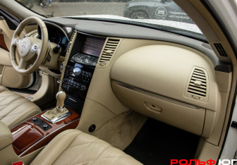 Подержанный автомобиль Infiniti QX70 2016 года (7 фото)