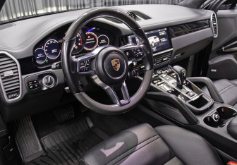 Подержанный автомобиль Porsche Cayenne 2019 года (16 фото)