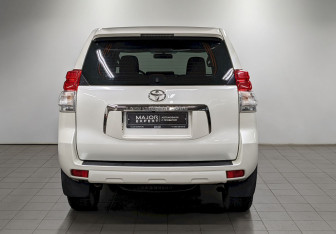 Подержанный автомобиль Toyota Land Cruiser Prado 2012 года (6 фото)