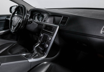 Подержанный автомобиль Volvo V60 Cross Country 2015 года (9 фото)