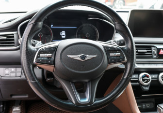Подержанный автомобиль Genesis G70 2019 года (17 фото)