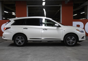 Подержанный автомобиль Infiniti QX60 2017 года (4 фото)