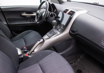 Подержанный автомобиль Toyota Auris Hatchback 2009 года (9 фото)