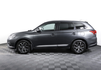 Подержанный автомобиль Mitsubishi Outlander 2019 года (8 фото)