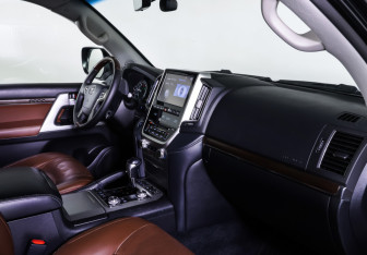Подержанный автомобиль Toyota Land Cruiser Suv 2018 года (11 фото)