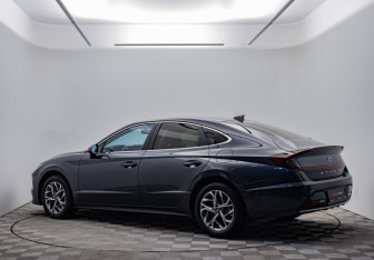 Подержанный автомобиль Hyundai Sonata 2022 года (7 фото)