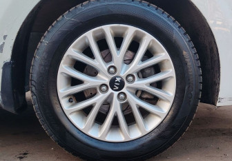 Подержанный автомобиль Kia Rio Sedan 2017 года (13 фото)