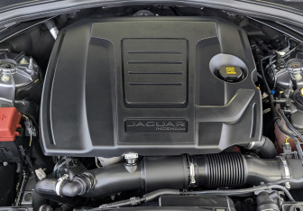 Подержанный автомобиль Jaguar F-Pace 2019 года (9 фото)