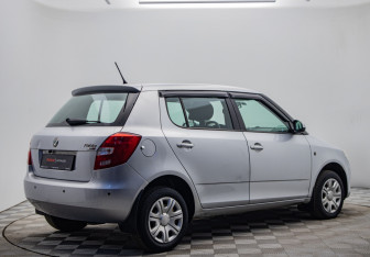 Подержанный автомобиль Skoda Fabia Hatchback 2011 года (5 фото)