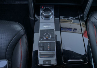 Подержанный автомобиль Land Rover Discovery 2019 года (23 фото)