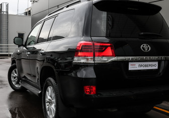 Подержанный автомобиль Toyota Land Cruiser Suv 2018 года (25 фото)