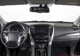 Подержанный автомобиль Mitsubishi Pajero Sport 2017 года (12 фото)