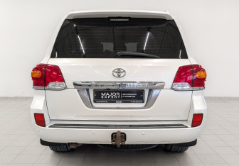 Подержанный автомобиль Toyota Land Cruiser Suv 2012 года (6 фото)