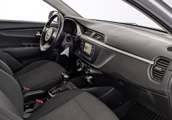 Подержанный автомобиль Kia Rio Hatchback 2021 года (12 фото)