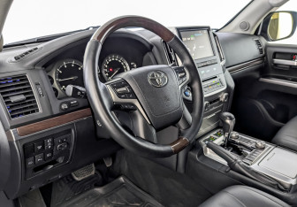Подержанный автомобиль Toyota Land Cruiser Suv 2019 года (16 фото)
