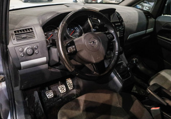 Подержанный автомобиль Opel Zafira Compactvan 2011 года (13 фото)