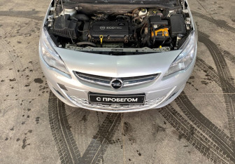 Подержанный автомобиль Opel Astra Hatchback 2012 года (16 фото)