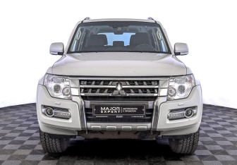 Подержанный автомобиль Mitsubishi Pajero 2015 года (2 фото)