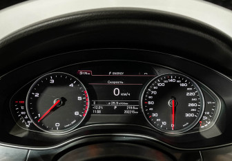 Подержанный автомобиль Audi A7 2012 года (11 фото)