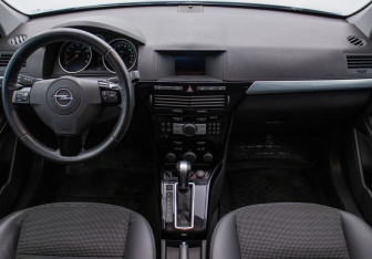 Подержанный автомобиль Opel Astra Hatchback 2013 года (13 фото)