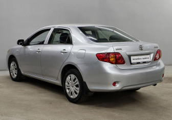 Подержанный автомобиль Toyota Corolla Sedan 2008 года (7 фото)