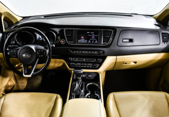 Подержанный автомобиль Kia Carnival 2018 года (11 фото)