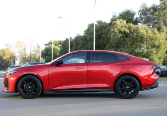 Подержанный автомобиль Changan UNI-V 2023 года (8 фото)