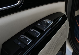 Подержанный автомобиль Kia Carnival 2021 года (21 фото)