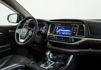 Подержанный автомобиль Toyota Highlander 2014 года (9 фото)
