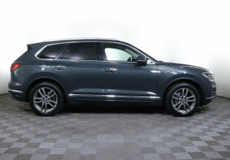 Подержанный автомобиль Volkswagen Touareg 2020 года (3 фото)