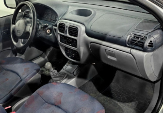 Подержанный автомобиль Renault Clio Sedan 2001 года (11 фото)
