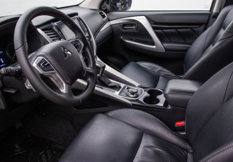 Подержанный автомобиль Mitsubishi Pajero Sport 2018 года (10 фото)