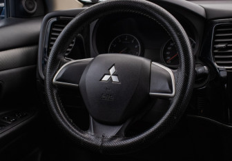 Подержанный автомобиль Mitsubishi Outlander 2012 года (15 фото)