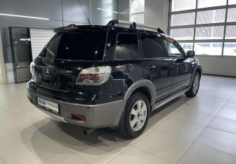 Подержанный автомобиль Mitsubishi Outlander 2005 года (4 фото)