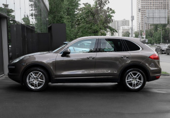 Подержанный автомобиль Porsche Cayenne 2012 года (8 фото)