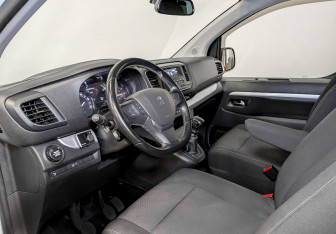 Подержанный автомобиль Peugeot Traveller 2021 года (16 фото)