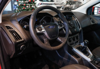 Подержанный автомобиль Ford Focus Hatchback 2012 года (12 фото)