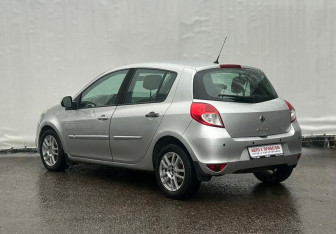 Подержанный автомобиль Renault Clio Hatchback 2009 года (7 фото)