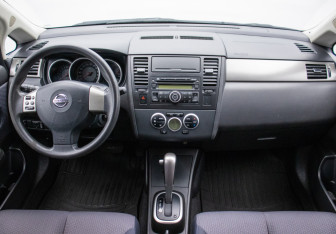 Подержанный автомобиль Nissan Tiida Hatchback 2008 года (13 фото)