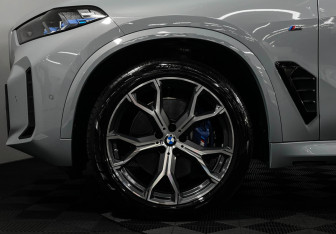 Подержанный автомобиль BMW X5 2025 года (7 фото)