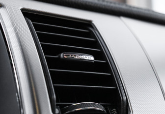 Подержанный автомобиль Jaguar XF Sedan 2014 года (27 фото)