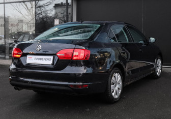 Подержанный автомобиль Volkswagen Jetta Sedan 2011 года (4 фото)