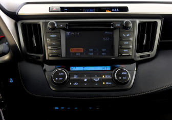 Подержанный автомобиль Toyota RAV4 2013 года (15 фото)