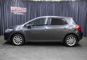 Подержанный автомобиль Toyota Auris Hatchback 2009 года (8 фото)