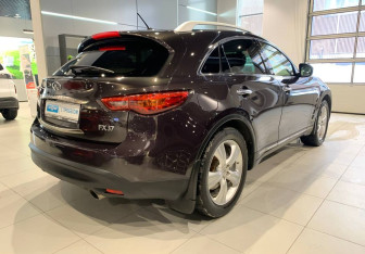 Подержанный автомобиль Infiniti FX 2011 года (4 фото)