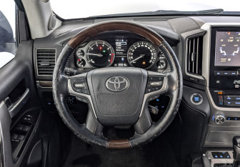 Подержанный автомобиль Toyota Land Cruiser Suv 2017 года (22 фото)
