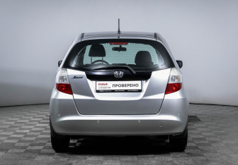 Подержанный автомобиль Honda Jazz 2009 года (6 фото)