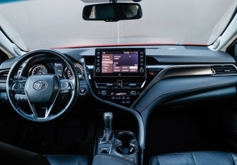 Подержанный автомобиль Toyota Camry Sedan 2021 года (10 фото)