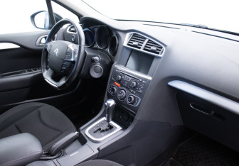 Подержанный автомобиль Citroen C4 Sedan 2013 года (10 фото)