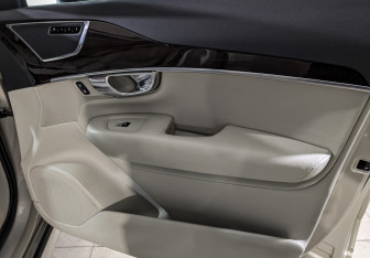 Подержанный автомобиль Volvo XC90 2016 года (24 фото)